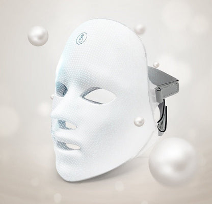 https://cdn.shopify.com/s/files/1/0707/6121/8361/files/red-light-therapy-mask-skin-pro-788007.jpg?v=1741465657